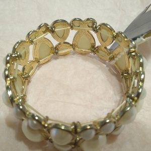 Elastic bracelet with white pearls